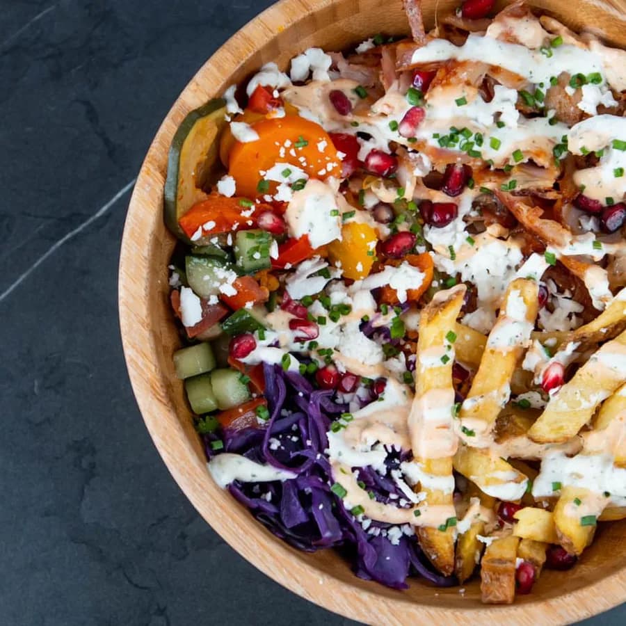 Box berlinoise en gros plan avec légumes frais et sauce blanche