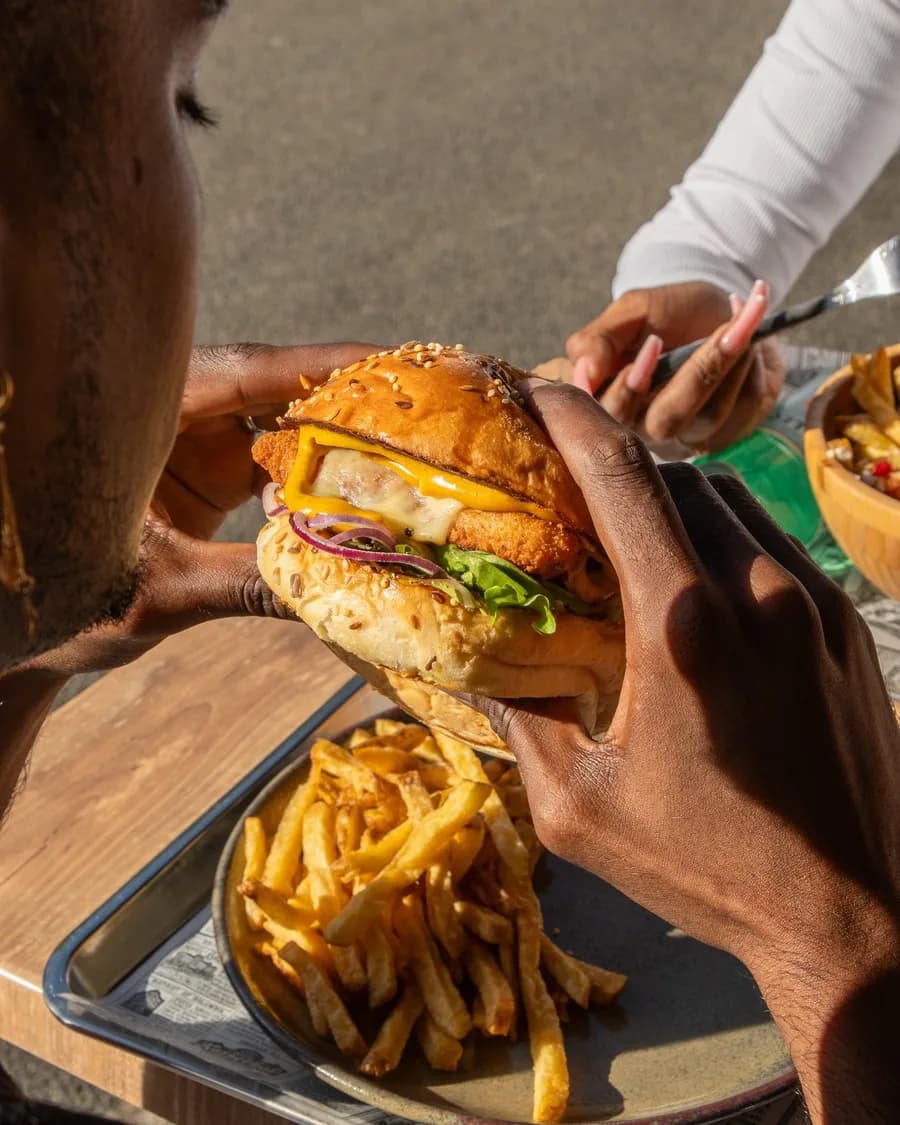 Burger et frites maison partagés à table