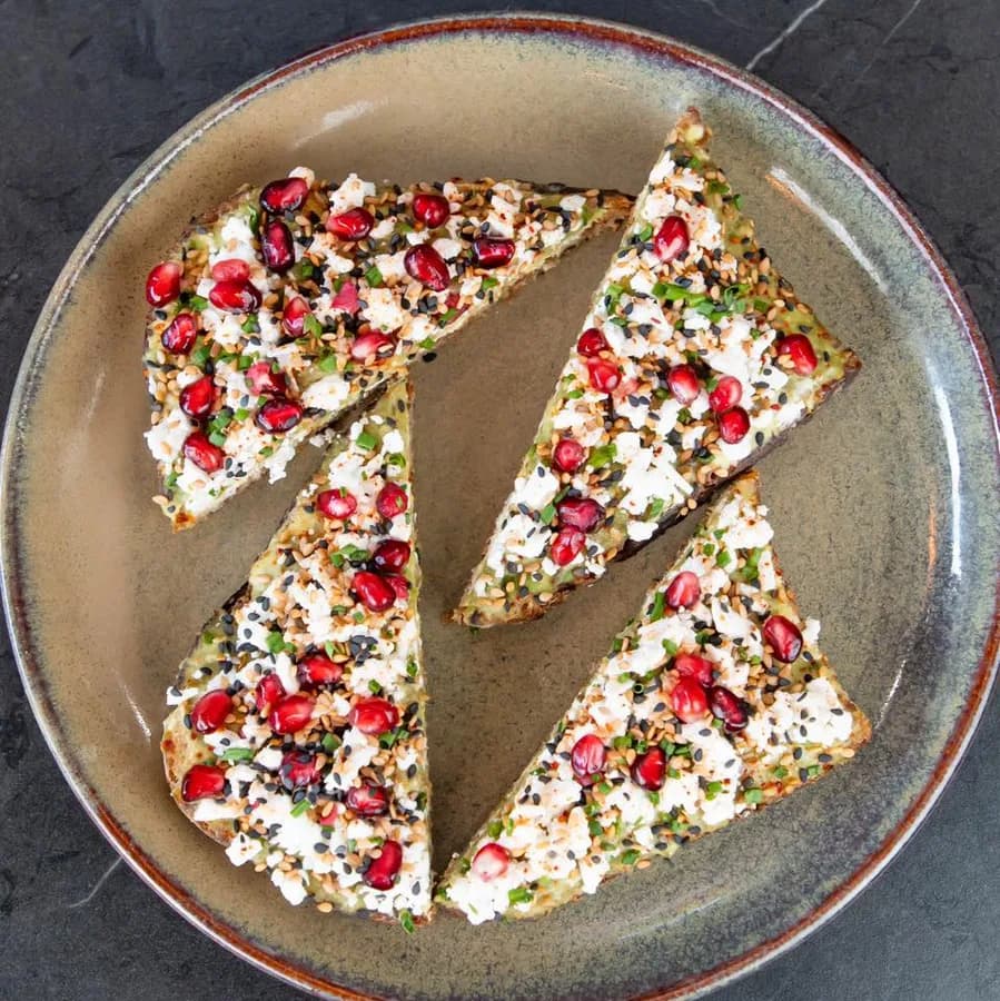 Pain grillé à la feta et à la grenade