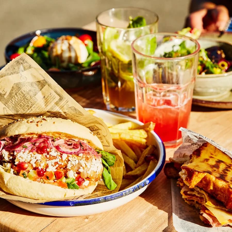 Table avec kebab, frites et limonades maison
